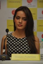 Shazahn Padamsee at Chetan Bhagat_s Book Launch - What Young India Wants in Crosswords, Kemps Corner on 9th Aug 2012 (91).JPG